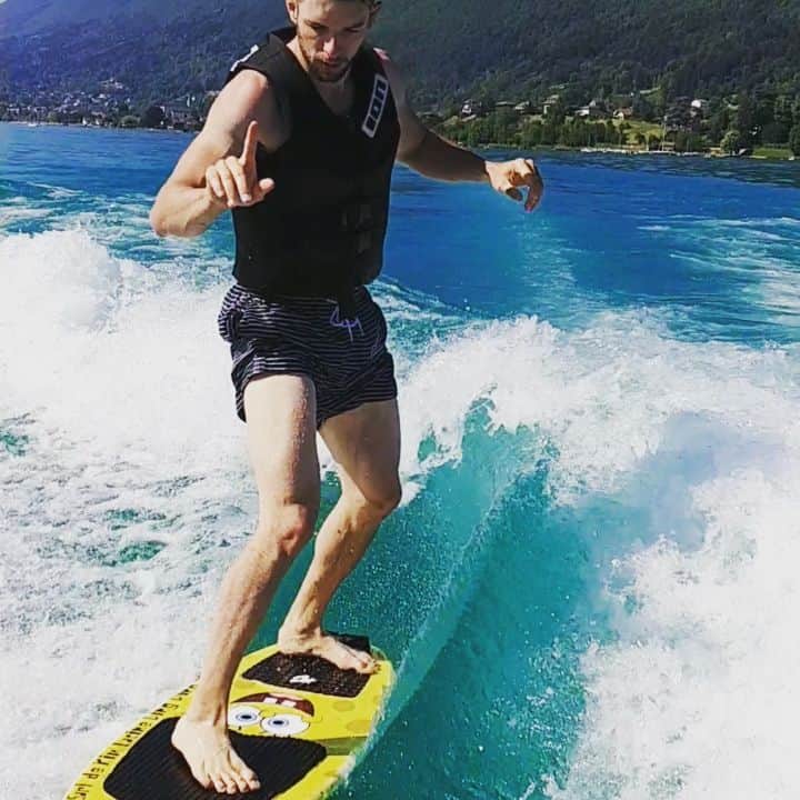 オンドレイ・ホタレックのインスタグラム：「Spinning into the weekend like... First ever wakesurfing without the rope support, so amazing to learn new things  Giornate da sogno... Che sensazione quando scopri le nuove possibilita... Vivere con lo sport e la cosa piu bella!  #beautiful #lake #watersports #wakesurf #balance #weekend #nohands #spin #vacation #vacanza #lago #surf」