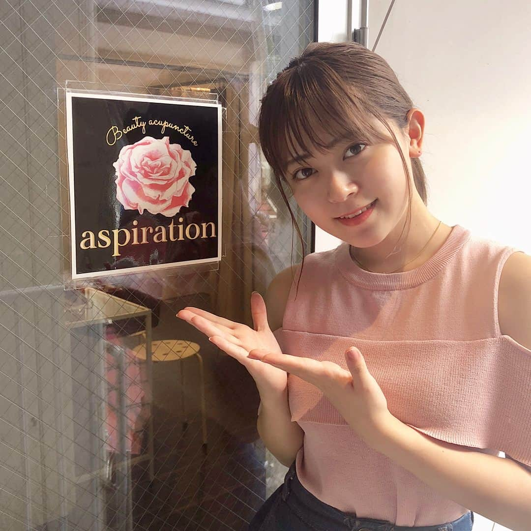 岩花詩乃さんのインスタグラム写真 - (岩花詩乃Instagram)「@aspiration_sinkyu  に行ってきました😊 よもぎ蒸しと美容鍼をしてきました✨ よもぎ蒸しでめちゃめちゃ汗かいてスッキリした💫 美容鍼はフェイスラインがシュッとしたのが分かって嬉しかった🤭 2枚目が美容鍼の写真なんだけど、痛そうに見えて全然痛くない！！ オススメです✨ 写真ほぼスッピンで顔に色がない(?)けど気にしないでください。笑 * * #福岡#よもぎ蒸し#美容鍼」6月30日 20時42分 - 4shino_iwahana1