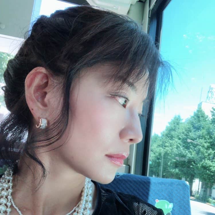 佐伯紅緒さんのインスタグラム写真 - (佐伯紅緒Instagram)「【ヘアアレンジ 夏仕様】  今日は結婚式とミュージカルのマチソワ。 暑かったので髪をアップにして出かけました。 着物は断念。 電車の便が悪いのでバスで移動。 都バス、遠足みたいでとても楽しいです。 #結婚式 #ヘアアレンジ」6月30日 21時11分 - beniosaeki