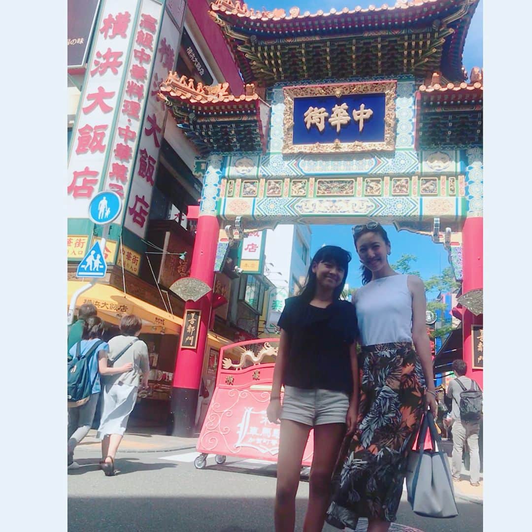 のインスタグラム：「in private❁ 🇯🇵🇮🇹🇨🇳 久々の休日、地元⚓︎横浜にて🚢🏝 暑い日の、おざよーコーデ🌞笑。 . .  地元✖︎旧友＝落ち着き😊💕 . .  #中華街⛩ #名言 『写真ハ、イメージ〜』 #生煎包🥟 #暑いけど美味しい☀️ #夏の想い出🌻 #久々の #offDay♪ #イタリア #フィレンツェから遊びにきた親子  #急遽サプライズで会いに…💛 #フィオレンティーナ🇮🇹 #Firenze #piccola #Fiorentina #welcome to #Yokohama #私服 #ファッション #fashion #おざよーfashion👗」