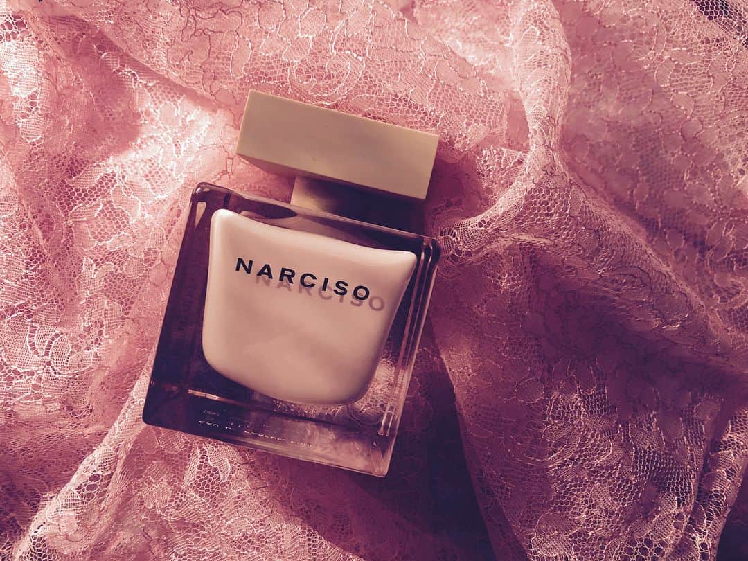 神崎恵さんのインスタグラム写真 - (神崎恵Instagram)「昨日。この香りに触れ、いっきに恋に落ちました。 NARCISOのフレグランスは、どの香りも最高に色っぽい。 こんなにも深くやさしく香る色気はなかなかない。 とにかく、この香り、好きすぎて。 本当は秘密にしておきたいくらい。 でも、女性をとても魅惑的に見せてくれる香りなので、やっぱりお話ししてしまう。 纏っていると、とてもやわらかで女性らしい気持ちになれるのも素敵✨ #narciso #ナルシソロドリゲス #ナルシソオードパルファムプドゥレ  9月発売の赤いボトルの香りも素敵。 発売が待ち遠しいフレグランス。 #昨日からずっとこの香り #寝ても覚めてもこの香り」6月30日 23時09分 - megumi_kanzaki