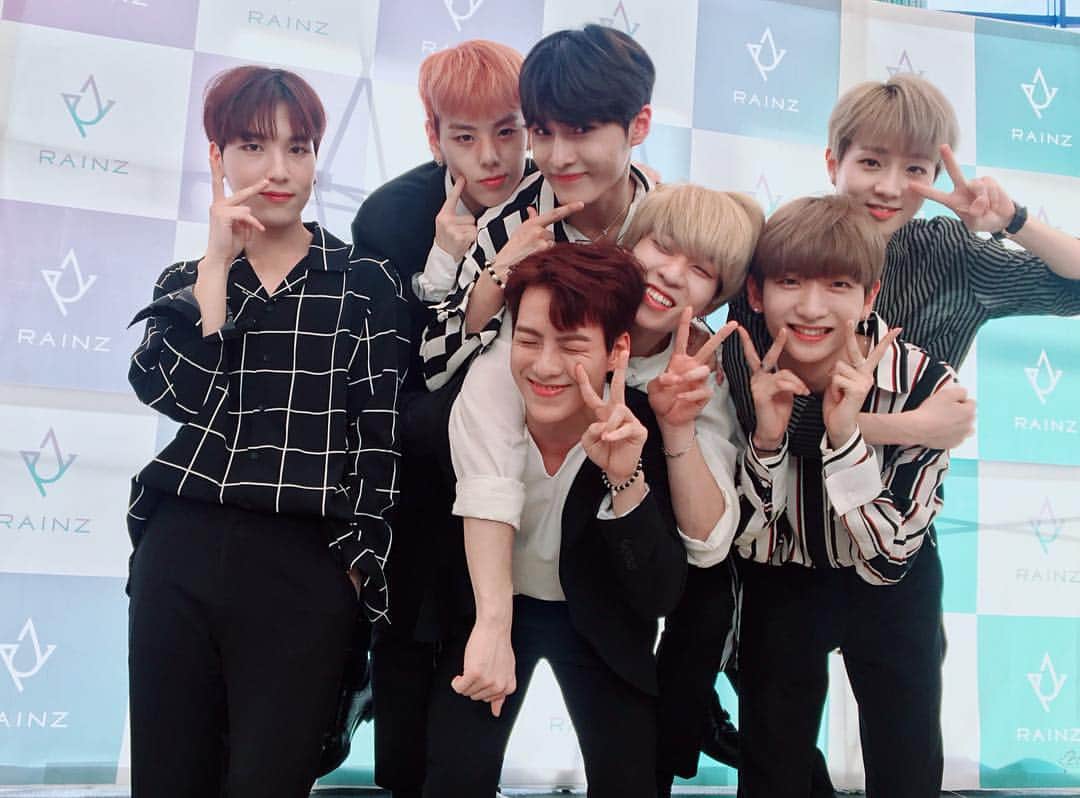 RAINZのインスタグラム：「[☔️] 2018.06.30 #RAINZ  오늘도 #레인즈 의 하루에는 #레인저 로 가득했어요✨ 내일도 앞으로도 항상 함께해요💜  #사랑해요_레인저 #잘자요_레인저」