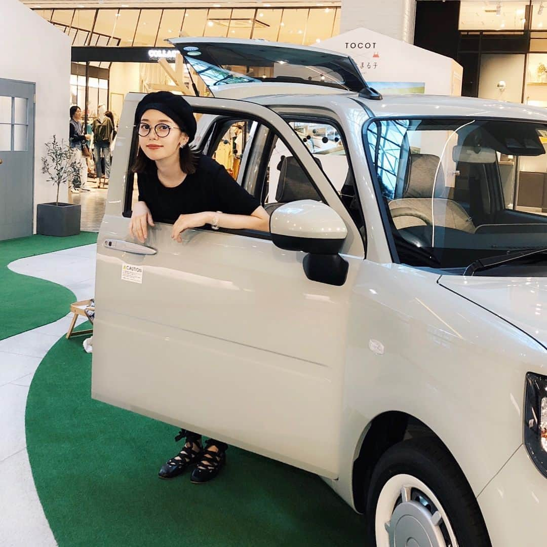 青柳文子さんのインスタグラム写真 - (青柳文子Instagram)「車の展示会って初めて行きました🚗私もそろそろ車欲しいなー。。意外にお手頃で驚いたり。  この車 #tocot のCMに出てる、大人になったちびまる子ちゃんのお部屋を、プロップスタイリストの遠藤歩さんがプロデュースしたそうで、見学してきました。  まるちゃん、いつの間にか編集者になってた。。部屋にレコードプレーヤーなんて置いちゃってさ。。でも謎にだるまとかマラカスとかも置いてあって、、靴は玄関に雑に脱ぎ捨ててあって、細かい所まで作り込まれてて面白かったです。まるちゃん、おしゃれに成長してて、でもやっぱりまるちゃんらしさはあって、なんだか感慨深かったです。。😳👏🏻 最後の写真は、歳を重ねたまる子のおじいちゃん（ともぞう）👴🏻🍵 #トコット#チルまる子」6月30日 23時52分 - aoyagifumiko