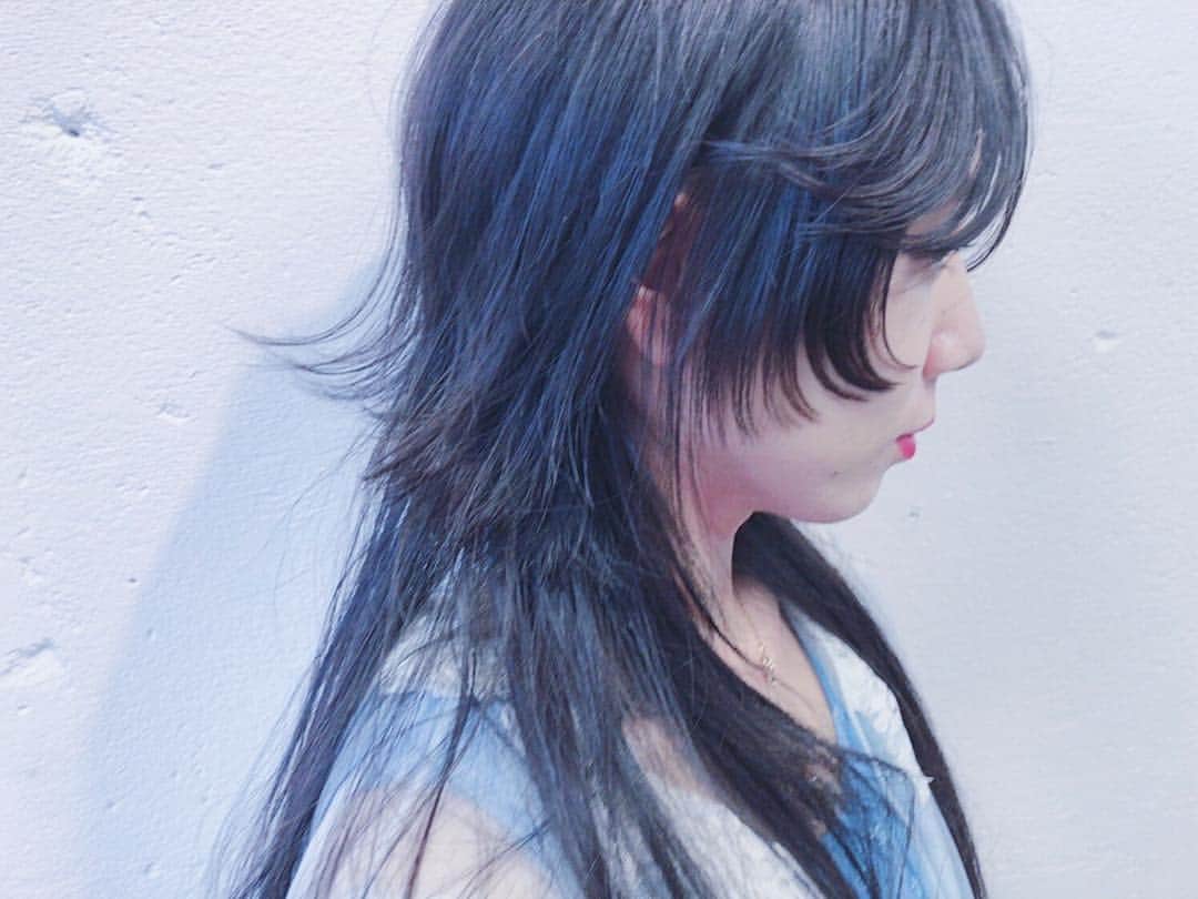 木村仁美のインスタグラム：「✂︎… hair cut 🦋 . 前髪と襟足は伸ばし続ける事に◎ 顔周りはアシンメトリーで 不思議感… ニューヘアー +° . . by.KANDA . . #今日の青い #Chamiカット . . #hairstyle #bobhaircut #個性的 #姫カット #海月ヘア #blue #青 #fashion #japanesegirl #blackhair #dancer #singer #ballet #balletdancer #バレエ #黒髪 #cool #mode #model #横顔 #古着 #used #artistic #japanstyle」