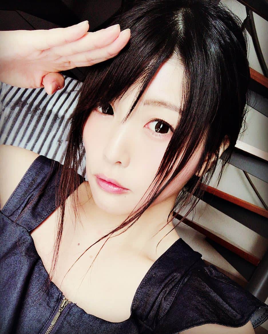 新村あかりのインスタグラム：「暑いと髪の毛をアゲがちです。今日も頑張りましょう！！！」