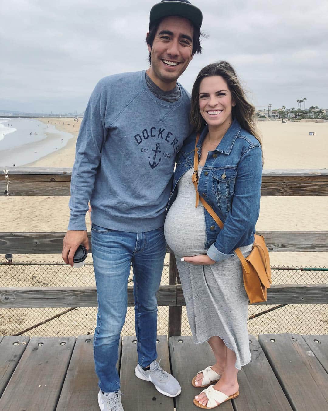 ザック・キングのインスタグラム：「We are on the home stretch. Baby could be here any minute! #pregnant #babybump」
