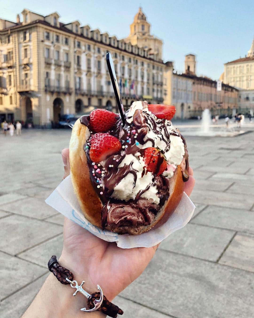 Stefano Trattoのインスタグラム：「Ice cream Brioche 🥐? Yes, please! Get your @thetomhope bracelet in a store close to you!  Visit the store locator at thetomhope . com to find your closest one! ⚓️ #thetomhope ad (More on my Instagram stories)」