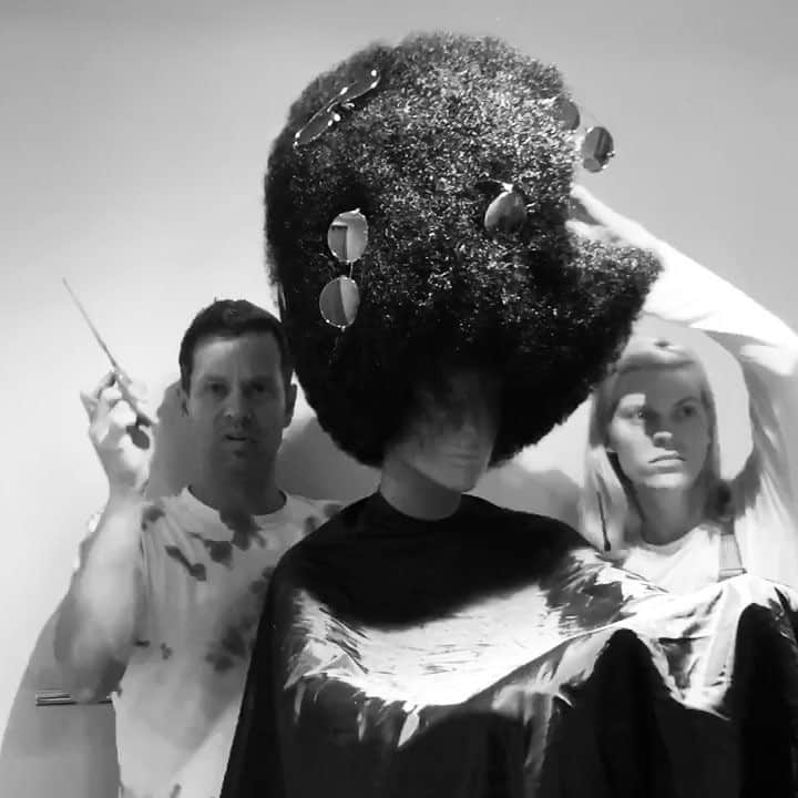 Anna Lylesのインスタグラム：「Making wigs for @michaelkors 5th Avenue windows with @dennisgots 🖤🖤 #afro #wiglove #michaelkors #teamlove」