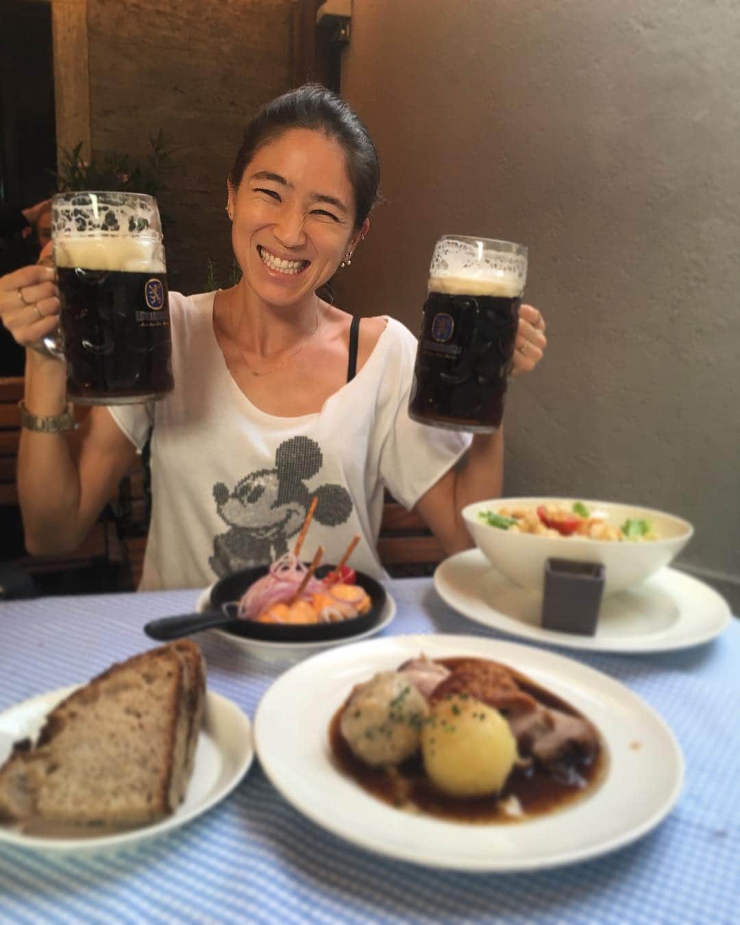 兼田カロリナのインスタグラム：「Bavariaでは1Lのドラフト🍺がマストでスタート😬飲みなれてない私でも以外と美味しくてほぼ最後まで飲んじゃったー🤪 #munich #bavaria #beergarden #moretocome #fun」