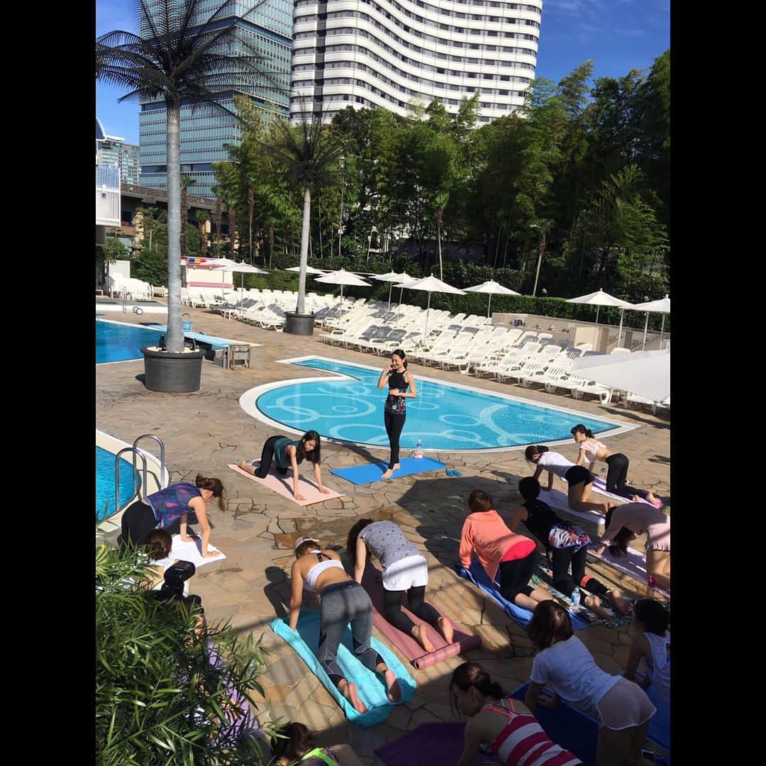 島村まみのインスタグラム：「昨日、ホテルニューオータニの緑豊かなガーデンプールにて三愛水着のヨガイベントの講師として参加させて頂きました🧘‍♀️ 御参加下さった皆様ありがとうございました☺️ それにしても昨日は暑かったですね☀️私も水着を持っていけばよかったです👙 イメージガールの黒木麗奈さんにもお会いできました♡ 菜々緒2世言われているだけあってスタイルの良さ圧巻でした😍 @sanai_resort @rena__1126  #三愛水着楽園 #ホテルニューオータニ #gardenpool #sanai_resort #水着#YOGA#ヨガイベント」