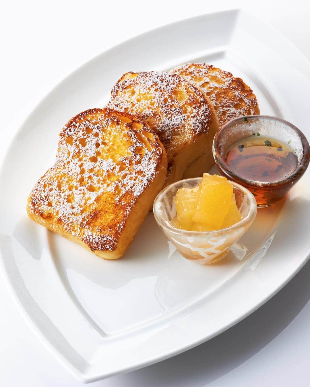 Conrad Tokyoのインスタグラム：「ブリオッシュフレンチトーストで優雅な朝を。  http://ow.ly/uPJT30kJRpv Boost your energy in the morning with Brioche French Toast. #コンラッド東京 #ホテル #汐留 #東京 #日本 #ルームサービス #グルメ #フレンチトースト #朝食 #ConradTokyo #StayInspired #Conrad #hotel #Tokyo #Japan #roomservice #frenchtoast #breakfast」