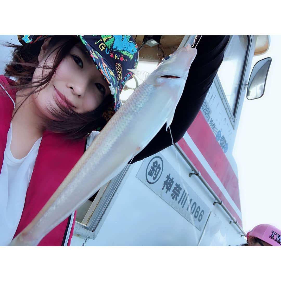 のインスタグラム：「初めてのシロギス〜🎣 釣果はイマイチだったけど、お腹いっぱいになるくらいは釣れたから良し！ イトヒキハゼ(写真3枚目)が可愛かった🐟 .  下処理はわたしがやって、お友達が天ぷらにしてくれました«٩( ˃̶̤ ꇴ ˂̶̤ ) 美味しかったー♪ . . #釣りを趣味にしたい人  #釣りガール #シロギス #fishing」