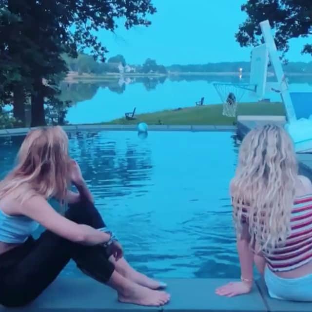 ティファニー・トランプのインスタグラム：「Let’s see who gets pushed in first 🧜🏻‍♀️💦」
