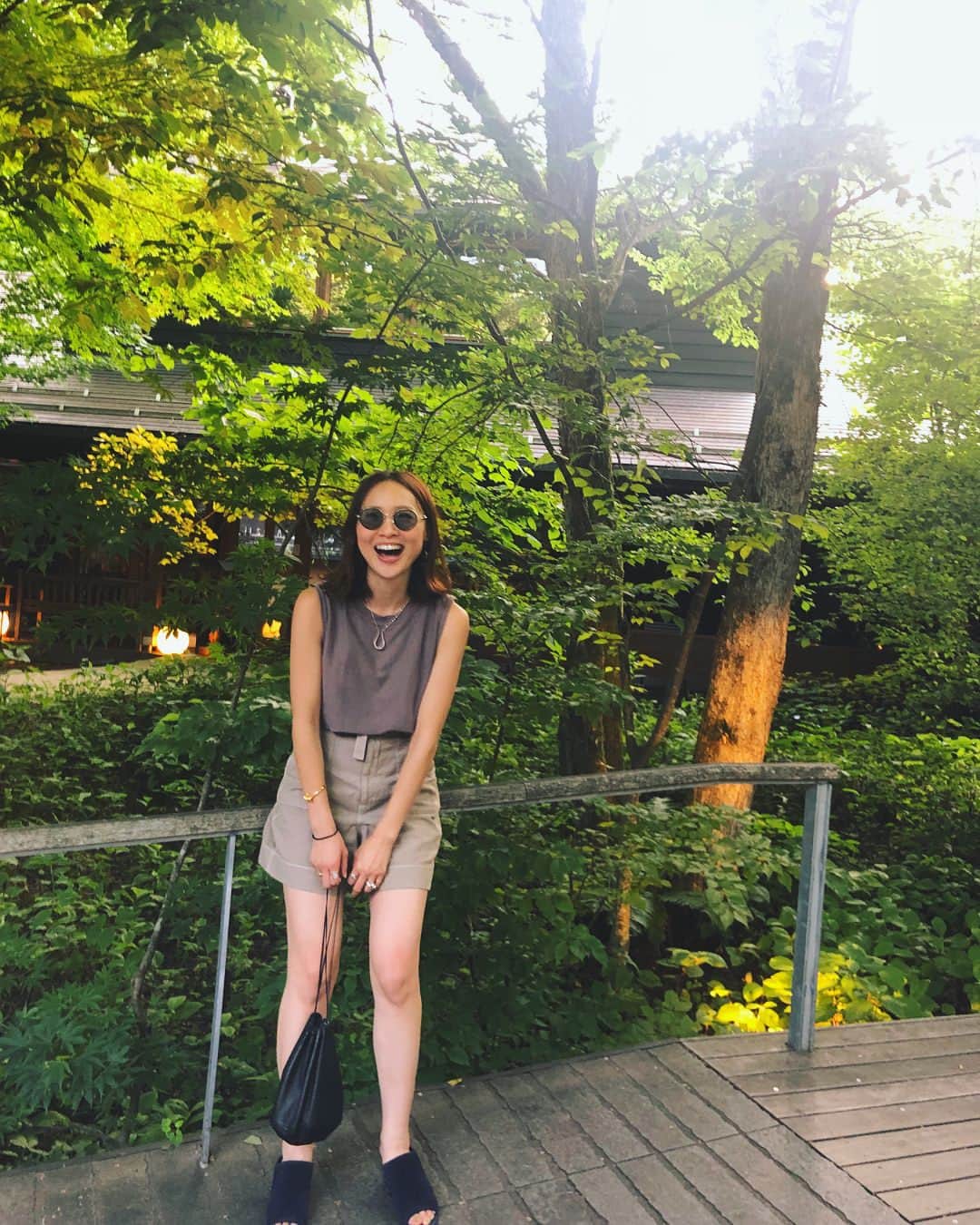 野尻美穂のインスタグラム：「あっついから今日はショーツ！ そしてここは軽井沢！ #mihonano #私テラスハウスファンだから色々楽しかった🤣 #背中にCマークもLeeマークもある😂」