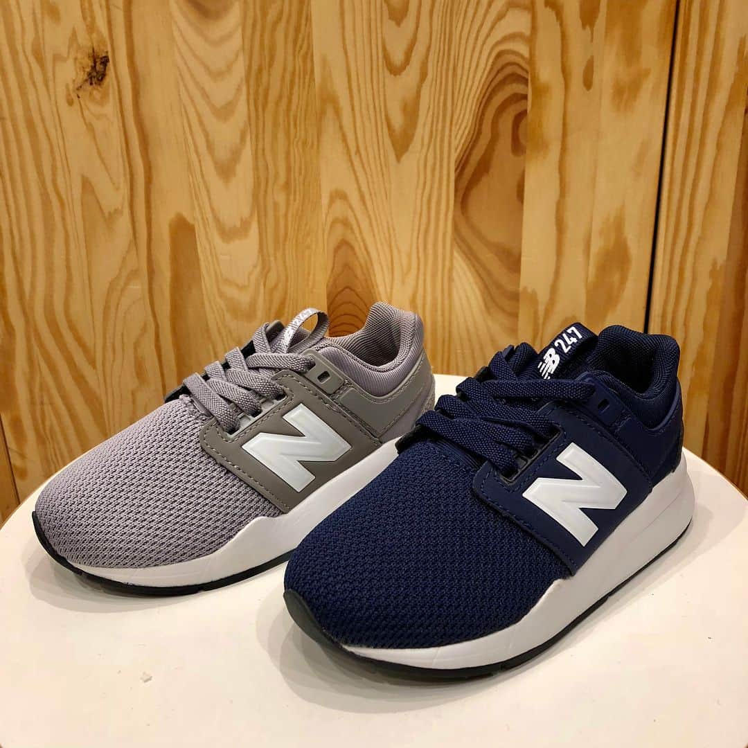 こども ビームスさんのインスタグラム写真 - (こども ビームスInstagram)「【new arrival】 ＜New Balance＞KA247TGP 24 Hours/7 Days a Week(24時間/7日間)を表した、いつも/ 常に/の意味の24/7 がそのままモデル名になったKA247。 24時間7日間の日々のライフスタイルを快適にサポートするシューズとして作られたシューズです👟✨ スリッポンタイプで脱着もしやすく、メッシュ素材な為、通気性も抜群❗️ 男女問わずご使用頂けます。  カラー:グレー、ネイビー サイズ:17-21.5cm(0.5cm刻み) ¥6,300+税 . #ニューバランス #ka247 #newbalance #kodomobeams #beams #daikanyama #こどもビームス #ビームス #代官山#代官山 . 新作アイテムはプロフィールのリンク🔗からビームス公式サイト、こども ビームスページをチェック❗️」7月1日 19時46分 - kodomo_beams