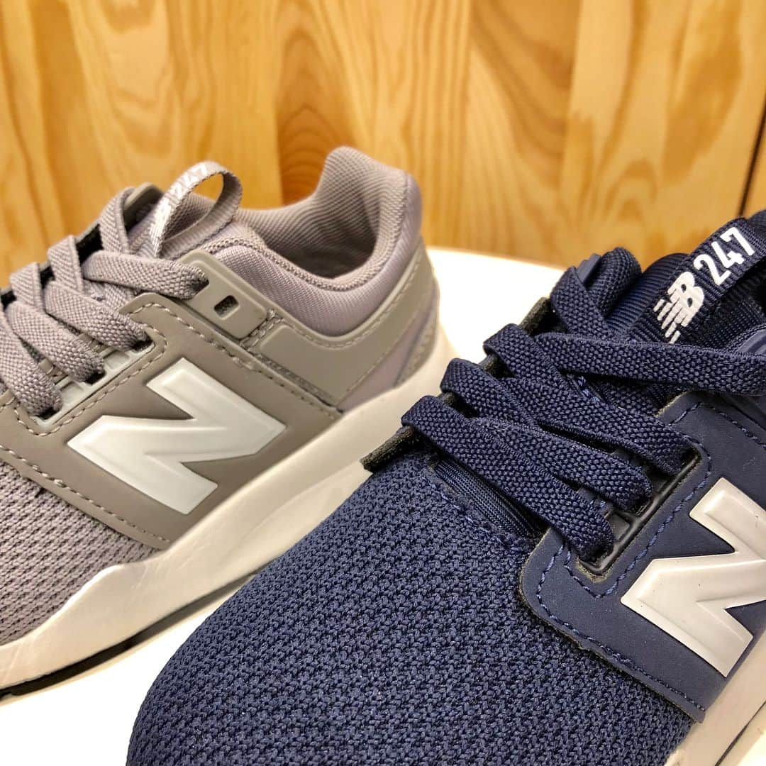 こども ビームスさんのインスタグラム写真 - (こども ビームスInstagram)「【new arrival】 ＜New Balance＞KA247TGP 24 Hours/7 Days a Week(24時間/7日間)を表した、いつも/ 常に/の意味の24/7 がそのままモデル名になったKA247。 24時間7日間の日々のライフスタイルを快適にサポートするシューズとして作られたシューズです👟✨ スリッポンタイプで脱着もしやすく、メッシュ素材な為、通気性も抜群❗️ 男女問わずご使用頂けます。  カラー:グレー、ネイビー サイズ:17-21.5cm(0.5cm刻み) ¥6,300+税 . #ニューバランス #ka247 #newbalance #kodomobeams #beams #daikanyama #こどもビームス #ビームス #代官山#代官山 . 新作アイテムはプロフィールのリンク🔗からビームス公式サイト、こども ビームスページをチェック❗️」7月1日 19時46分 - kodomo_beams