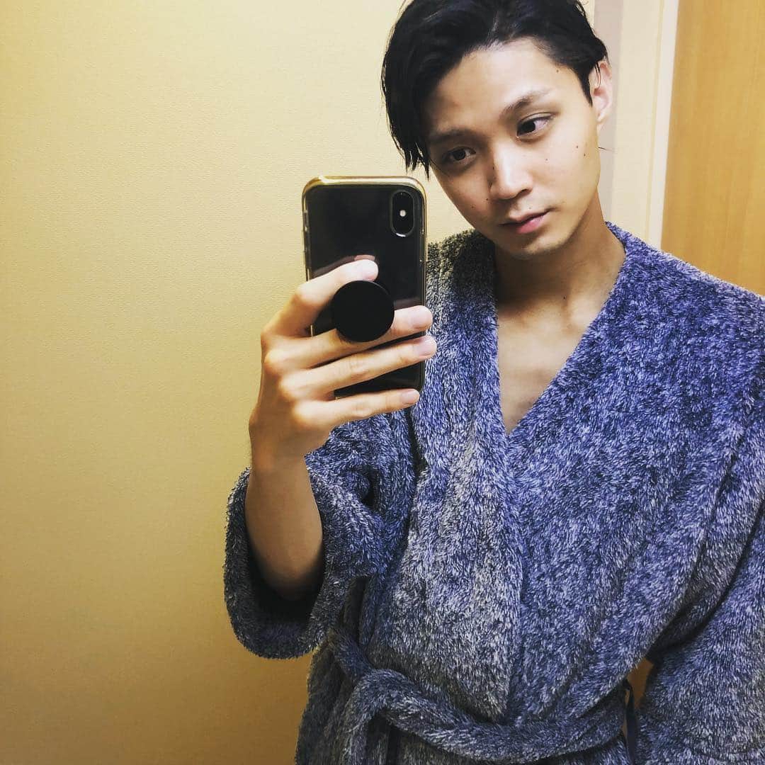 磯村勇斗さんのインスタグラム写真 - (磯村勇斗Instagram)「最近家では、ガウン👕✨ 楽に着れて、肌触り凄く気持ちいい😊  #ガウン  #tetera」7月1日 20時08分 - hayato_isomura