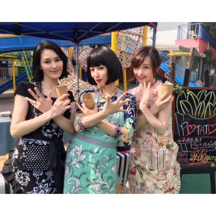 沢田ゆうのインスタグラム：「本日16時〜﻿ フジテレビ 痛快TVスカッとジャパン 傑作選﻿ ボスママシリーズ再放送です！﻿ ぜひ見てくださいね❤︎﻿ このポーズは…😂🍟﻿ #スカッとジャパン﻿ #チームボスママ﻿」