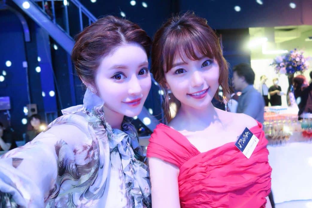 林村ゆかりのインスタグラム：「先日、イチナナパーティへ美女と💕赤っぽいピンクに合わせて同じ色のマットリップメイクにしました💄✨ドレスは#バチェラー でも着た、 #TADASHISHOJI です👗ラインがとってもキレイに見えるドレス❤️ ㅤㅤㅤㅤㅤㅤㅤㅤㅤㅤㅤㅤㅤ ㅤㅤㅤㅤㅤㅤㅤㅤㅤㅤㅤㅤㅤ #party #パーティ #パーティヘアメイク」