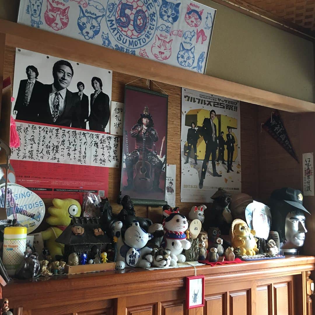 トータス松本のインスタグラム：「実家のウルフルズとおれ関係のディスプレイがカオス。 #お墓参りしたし #兵主さんにもお詣りしたし #今から #ラジオ #はりきっていくぞ #ガッチュー大阪」