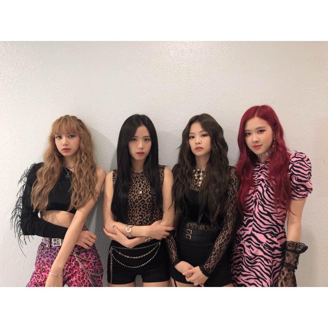 BLACKPINKさんのインスタグラム写真 - (BLACKPINKInstagram)「#BLACKPINK#BLINKS#블랙핑크#블링크#인기가요1위너무감사드려요#너무너무#블링크꺼에요#사랑해요  GAHHH 1st place?! 😭😭 Blinks, we cannot thank you enough for all the support☹️ this is really unbelievable. Thank you a thousand times and we love you always!! xx 😘」7月1日 14時05分 - blackpinkofficial