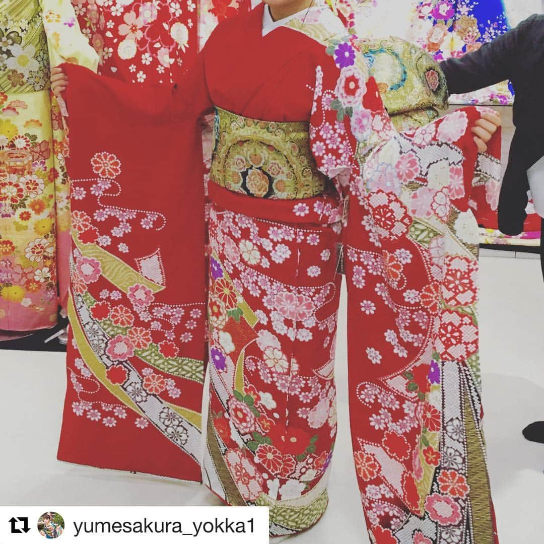 夢さくらさんのインスタグラム写真 - (夢さくらInstagram)「今日は四日市店からの投稿です👍💕 #Repost @yumesakura_yokka1 with @get_repost ・・・ こんにちは、夢さくらです🌸 いよいよ夏ですね🌞 7月もよろしくお願い致します🙇 . さて、今日は可愛らしいセブンティーンが真っ赤な絞りの振袖を試着してくれました👘 着姿に親娘で感激してくださったのが嬉しいです✨ . 艶やかな赤に白の絞りが立体的で写真映えしますね☺️ あどけなさから日本女性の上品さと大人らしさが引き立った1枚でした♬ . . #夢さくら #yumesakura #振袖 #きもの #試着 #赤 #絞り #古典 #日永カヨー #四日市 #日永 #夢さくら四日市店」7月1日 15時12分 - yumesakura.sns