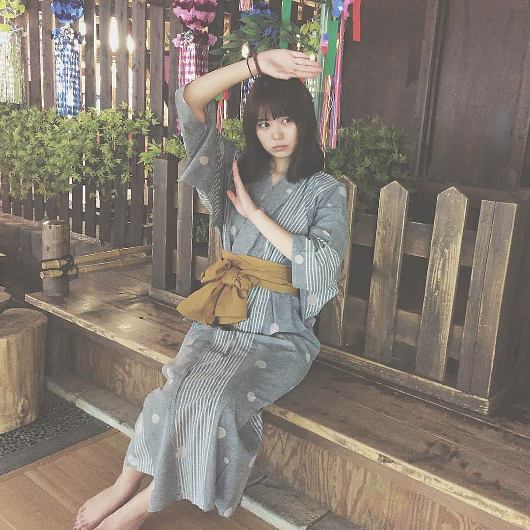 前田亜美のインスタグラム：「· · 浴衣で縁側。· · · 夏ですよ。もう夏ですよ。· · · さっこちゃんとご飯食べたり· Cafeでお茶したり· 海をみながらお散歩したり· お風呂行ったり…、、· · たくさん思い出できた👸🏻· · · #夏だよ #さっこちゃんと定期的に会えてる #楽しい思い出 #裸の付き合い #恥ずかしがり屋同士 #レア #夏の露天風呂は最高 #日焼けは困る #さっこちゃん歩きながら5分おきに日焼け止め塗ってた #美白の秘訣 #教えてもらった · · あ、短冊に願い事書くの忘れた (背後に七夕)」