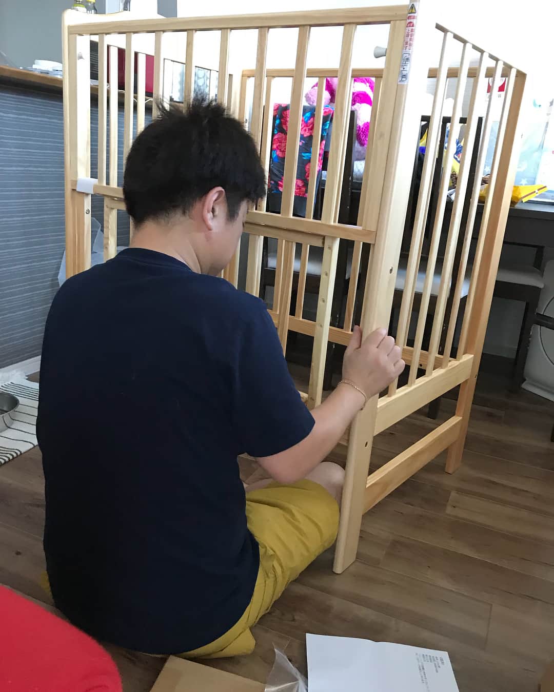 高橋みゆきのインスタグラム：「赤ちゃん迎える準備👶💓日曜大工おじさん💨頑張ってました💪 #ベビーベッド #寝室 #旦那頑張るの巻 #妊婦見てるだけ #クラ吉ソワソワ #自分のおもちゃだと思ってる」