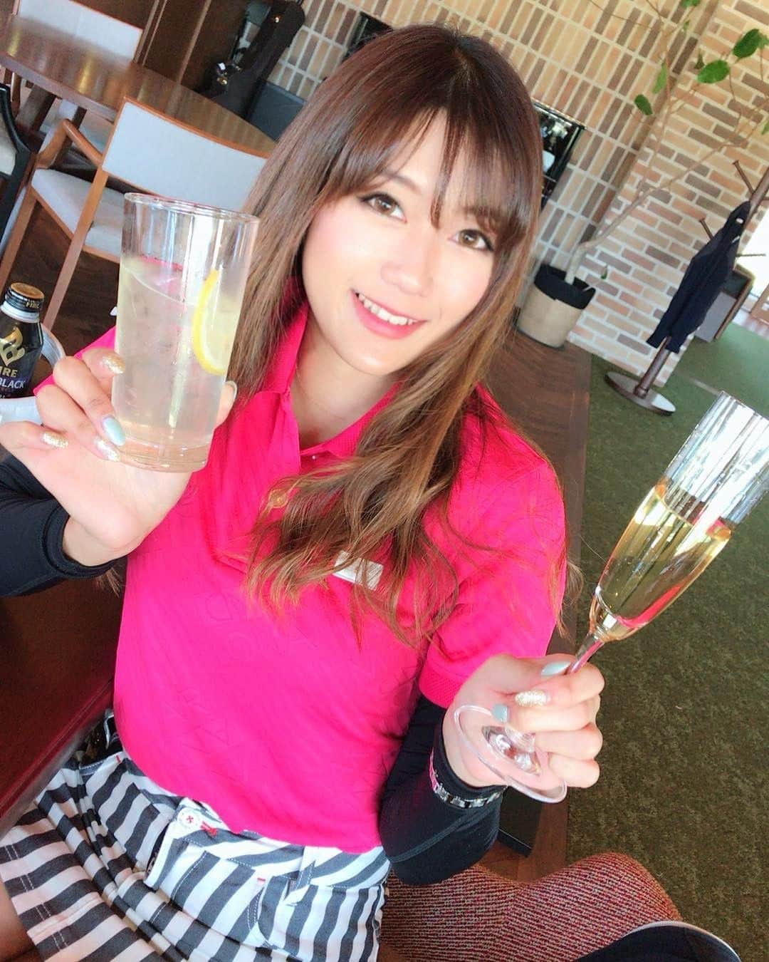 golfjoshiのインスタグラム：「. . Yukiko Ishiiさん( @ishii_yukiko )の素敵なお写真😆⛱ ラウンド後のおいしい一杯✨😘 . 掲載を希望される方は、投稿する時に @golfjoshi と #golfjoshi のタグを付けてご投稿ください😆❣️ . #キャロウェイ #ゴルフコンペ #golfbabe #モデル #女子カメラフォト部 #クラブケース #girlsthatgolf #大人可愛い #大人可愛いコーデ #カメラ女子 #女子カメラ #ゴルフ大好き #golflife #楽しい #instagolf #ゴルフ好き #ゴルフバカ #オシャレ好き #ゴルフ好きな人と繋がりたい #ゴルフ場 #ゴルフ好きと繋がりたい  #golfwear #ゴルフファッション #ゴルフ #スタイル #コンペ #大人可愛いファッション #golf」