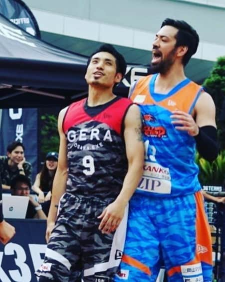 仲西淳さんのインスタグラム写真 - (仲西淳Instagram)「Something will never change.. I just love the competition🏀  先日の3×3名古屋ラウンドvsトライフープとの一コマ！  @kenjihilke とはずっとブラザーでやって来てコートの上ではやっぱり温度が合うわ！トラッシュトークが始まって、俺らの関係性も分かってるファンの人達も盛り上がってくれたのも感じたし、何よりあの瞬間バスケって面白いっ！って心から思える！ 最高の顔してるわ、俺ら。  #バスケを近くに  #GERA大阪 #tryhoop  #3×3 #bleague #らくだ #TrashTalk #LoveTheGame」7月1日 16時41分 - jwalkballfolife