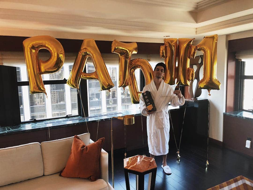 ブレンドン・ウリーのインスタグラム：「Whoa. #1 album?! Thank you all so much for this. And thanks to @youtube for the balloons and champagne. I love y’all. #prayforthewicked」