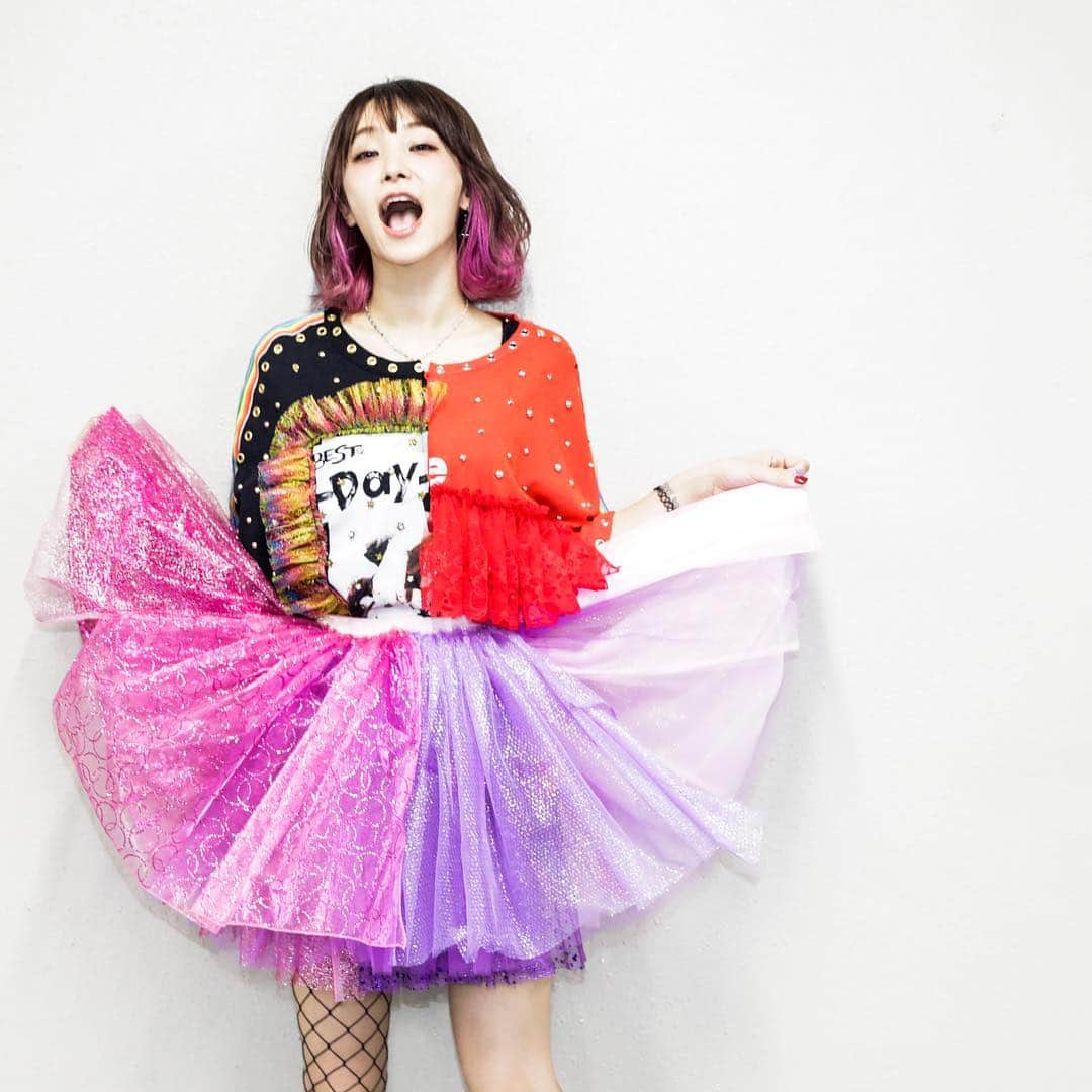 のインスタグラム：「「LiVE is Smile Always〜ASiA  TOUR 2018〜［eN］」国内ツアーが終わりました。衣装もセットもおたまモモコのストーリーもグッズも音楽もたくさんねりねりしたベストアルバムのツアー［eN］楽しんでいただけましたか？ぜーんぶアリーナデート(LiVE)のために沢山ねりねりして作ったので順番に写真たくさんあっぷしていきます\( ¨̮ ) #寝れへeN #LiSA #りさふく #りさべすと #eN #ASiATOUR2018 #LiVEisSmileAlways  #次の日本はホールツアー #core photo by @kamiiisaka  hair&Make by @chinatsu.tabata88  styling by @yoshida_miho」