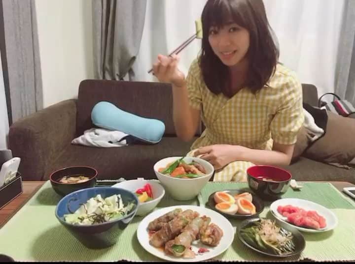 わちみなみのインスタグラム：「先輩の水崎綾女 @misakiayame  さんと、中国語のレッスンを一緒に受けてからおうちにお邪魔してご飯をつくってもらっちゃったよ！💓 しかも肉じゃがをリクエスト笑 . スワイプしてみてね。。こんな品数パパッとつくれるあやめさんすごい、、✨お米も土鍋で炊いていてすごくおいしかったんだよ〜😢✨ わたしもこんなに作れるようになりたいな〜！ . 人と食べるご飯は美味しいし、誰かにご飯作ってもらえるなんて本当に幸せでした☀️ . #水崎綾女さんのごはん #わちみなみ #和食 #肉じゃが #牛すじ #美味しい #好吃 #闺蜜 #闺蜜👭」