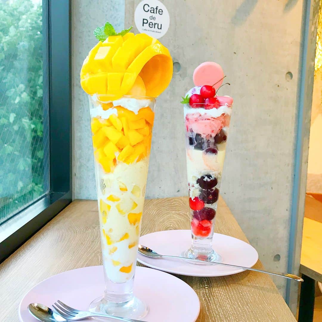 あやちゃんさんのインスタグラム写真 - (あやちゃんInstagram)「Cafe de Peruの新作ビックパフェ食べてきた🤣🤣💗🤩🤩 運ばれて来た瞬間想像より大きくて見た目から幸せになれた💕味も最高に美味しかったよ👏👏あたしはマンゴー推し😍 [ @cafedeperu ]是非行ってほしいカフェ認定🤩🤩 今日は @cherie22_official のギンガムチェックワンピ🍒めちゃかわいい💗😚 #cafedeperu #カフェドペル #パフェ #マンゴーパフェ #マンゴー #さくらんぼパフェ #チェリーパフェ #さくらんぼ #チェリー #フルーツパフェ #カフェ巡り #カフェめぐり #スイーツ #スイーツ巡り #西早稲田 #西早稲田カフェ #高田馬場  #高田馬場カフェ #東京カフェ #インスタ映え #フォトジェニック#劇団遠近法 #あやちゃんのオススメカフェ」7月1日 21時30分 - aya.you.love.r
