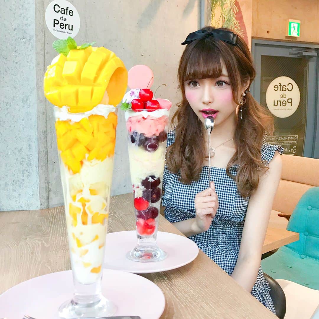 あやちゃんさんのインスタグラム写真 - (あやちゃんInstagram)「Cafe de Peruの新作ビックパフェ食べてきた🤣🤣💗🤩🤩 運ばれて来た瞬間想像より大きくて見た目から幸せになれた💕味も最高に美味しかったよ👏👏あたしはマンゴー推し😍 [ @cafedeperu ]是非行ってほしいカフェ認定🤩🤩 今日は @cherie22_official のギンガムチェックワンピ🍒めちゃかわいい💗😚 #cafedeperu #カフェドペル #パフェ #マンゴーパフェ #マンゴー #さくらんぼパフェ #チェリーパフェ #さくらんぼ #チェリー #フルーツパフェ #カフェ巡り #カフェめぐり #スイーツ #スイーツ巡り #西早稲田 #西早稲田カフェ #高田馬場  #高田馬場カフェ #東京カフェ #インスタ映え #フォトジェニック#劇団遠近法 #あやちゃんのオススメカフェ」7月1日 21時30分 - aya.you.love.r