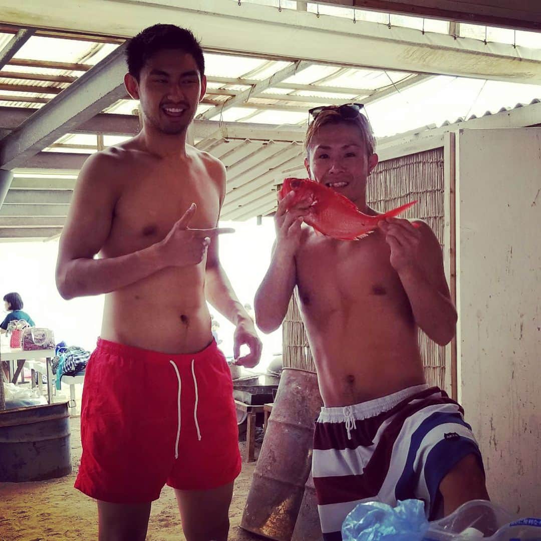 野元勇志のインスタグラム：「今日はまた昼から糸島にいきBBQ🍖しました！！ 去年は全く海も行けず福岡の楽しさをわからなかったです・… しかし、今年は、頼もしい先輩、後輩がいてとても楽しいです🤽🏾‍♂️ 7月が今日からスタートしますが、自分が働かせて頂いてる#博多tetsuji の調理場の責任が増します。仕事もしっかり、丁寧にやり、バスケもやりきり、充実させていきます。 残り、半年で年があけます。とても月日が経つのは早く感じますが、1日1日成長、変化に気づき頑張っていきます。 #p.s2枚目の写真は 何年かぶりに、大東の同期のパチンコ玉と同じチームになりplayしました！ 本当に彼の声は、よくとおる。 また楽しくなるでしょう！ #大東の野次根性aka.吉澤しゅうま #海は素晴らしい #ひろたかは筋肉マン #ていはアロハシャツ #underdog_fk  #underdog」