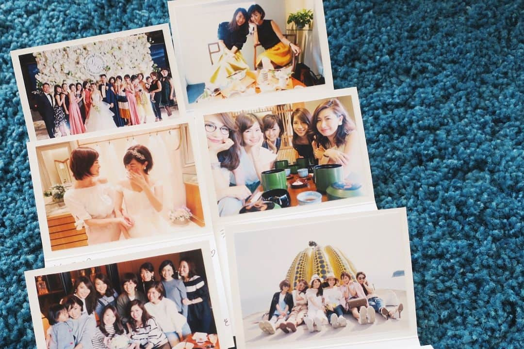 urakoさんのインスタグラム写真 - (urakoInstagram)「. いきなりの振り返り😝 weddingのペーパーアイテムたち💌 . . 招待状やプロフィールBOOK 席次表はもちろん 席札とプチギフトのおいり、 2次会プチギフトタグ🏷 全て オシャレで信頼おける @the_m_w_p_d さんのデザイン♡ 統一感あるデザインにしてもらいました⭐︎ . . 席札は一人一人を思い浮かべながら、思い出の写真とともにメッセージ書きました📝 毎晩少しずつ書いてたあの頃が懐かしい！ . プチギフトは 主人が香川出身なので おいりにしてみました♡ 子供達にも大人気だったな😂 . 2次会プチギフトは 兵庫のスイーツを♡ . たまたまだけど 披露宴から1周年の今日、 香川琴平でおいりソフト🍦食べて、 2人で懐かしいねって振り返り😛 . 主人の実家でも結婚式の写真沢山みせてもらったり、 これもたまたまだったけど ちょうど色々振り返りできました😛 . . あの頃よりも更に今が楽しいと思える毎日に感謝です☺️ . . #urako_wedding #たまたまだけど色々振り返りできた1日 #いい一日になりました」7月1日 22時44分 - urako0618