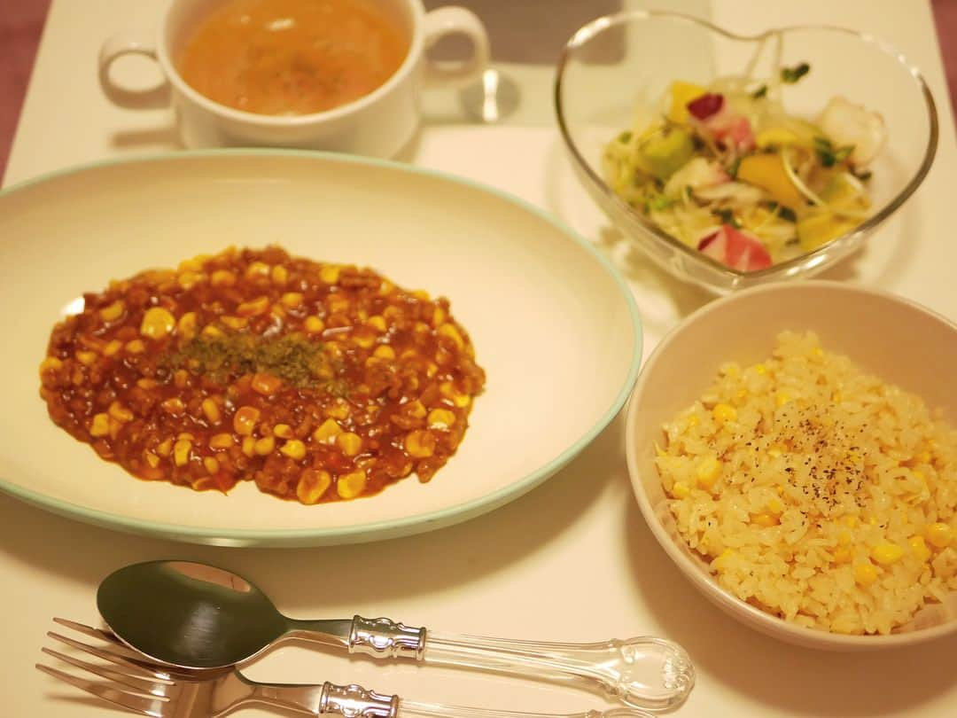 椎名香奈江のインスタグラム：「＊  夏といえば！！ 椎名家はコレ！！ とうもろこしキーマカレー🍛🌽 ＊とうもろこしキーマカレー ＊とうもろこしご飯 ＊アボカドとパプリカのマリネ ＊新玉とろとろコンソメスープ  とうもろこしが大好きなので、カレーにも🌽 とうもろこしの甘さに、カレーのスパイスのバランスが最高です(≧∀≦) そしてとうもろこしご飯がたまらなくうまい！これだけでもたっくさん食べられる💓 夏はこのカレーをめっちゃ作って食べます♪  新玉のとろとろさも最高でした😻  #しーなsクッキング  #誘惑ディナー #誘惑シリーズ #キーマカレー #🍛 #とうもろこし #🌽 #とうもろこしご飯  #マリネ #アボカド #🥑 #コンソメスープ #cone #carry」