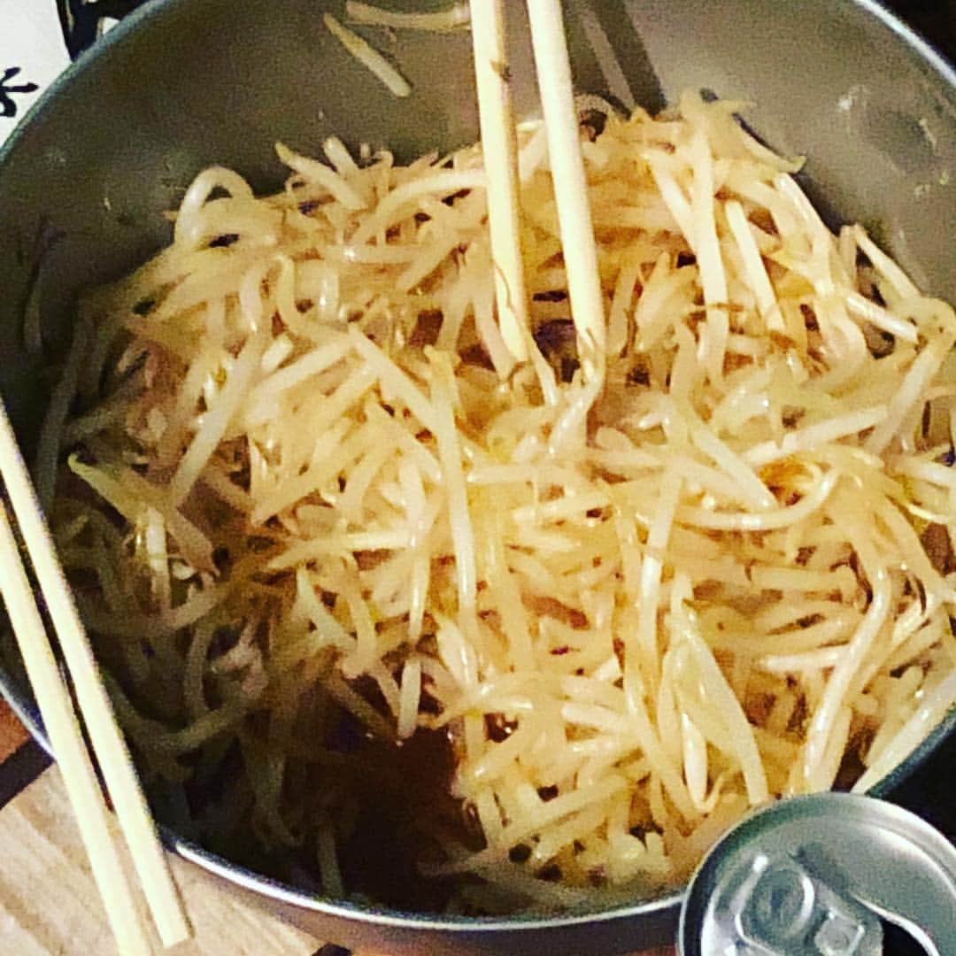江口拓也さんのインスタグラム写真 - (江口拓也Instagram)「こまたくんが料理作ってくれてる。まずはおつまみのナムル。うま。  #boueibu」7月2日 0時41分 - takuyaeguchi81