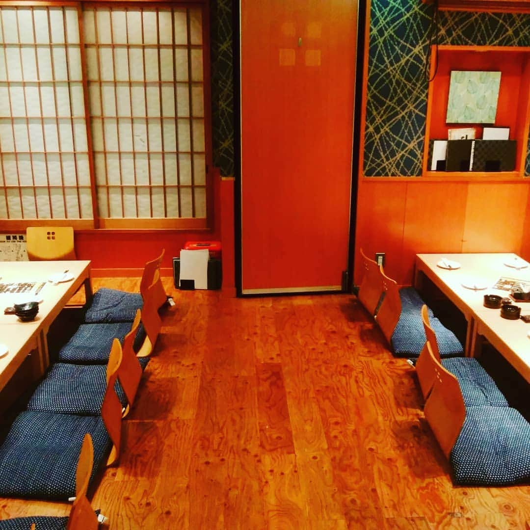鶏っく 西新宿店のインスタグラム：「お疲れさんです。 ここ最近携帯落として#Instagram更新できなって泣#すいません 明日の宴会準備中！ #仕込み#準備#携帯#すいません#落とす#しっかり#はよ#鶏っく#和風居酒屋#新宿#新宿居酒屋#地鶏#鶏っく新宿#日本酒#送迎会#新年会#女子会#サプライズ#居酒屋#西新宿#鶏#焼酎#宴会#歓迎会 #個室🌟#半個室#掘り炬燵有り」
