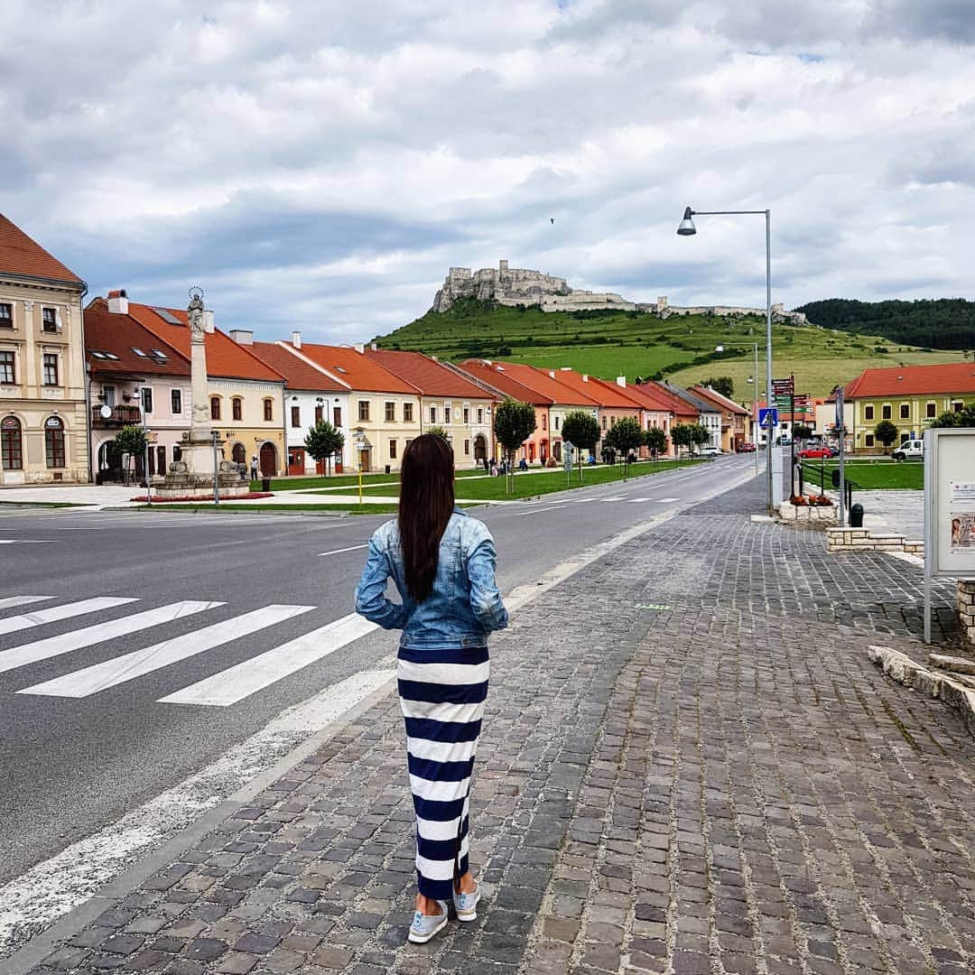 クリスティーナ・アスタホワのインスタグラム：「А впереди самый большой замок Словакии, который является памятником Всемирного наследия Юнеско🏰 😍」