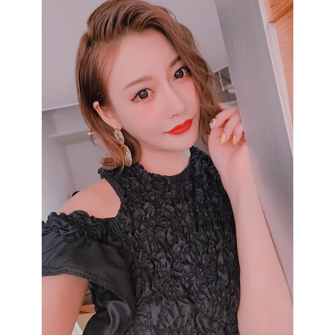 明日花キララのインスタグラム：「大人ぽいドレスだったので 髪の毛はイケメンにしてもらいました🦁💫✧ 髪色もとてもいい感じ💭❤︎❤︎❤︎」