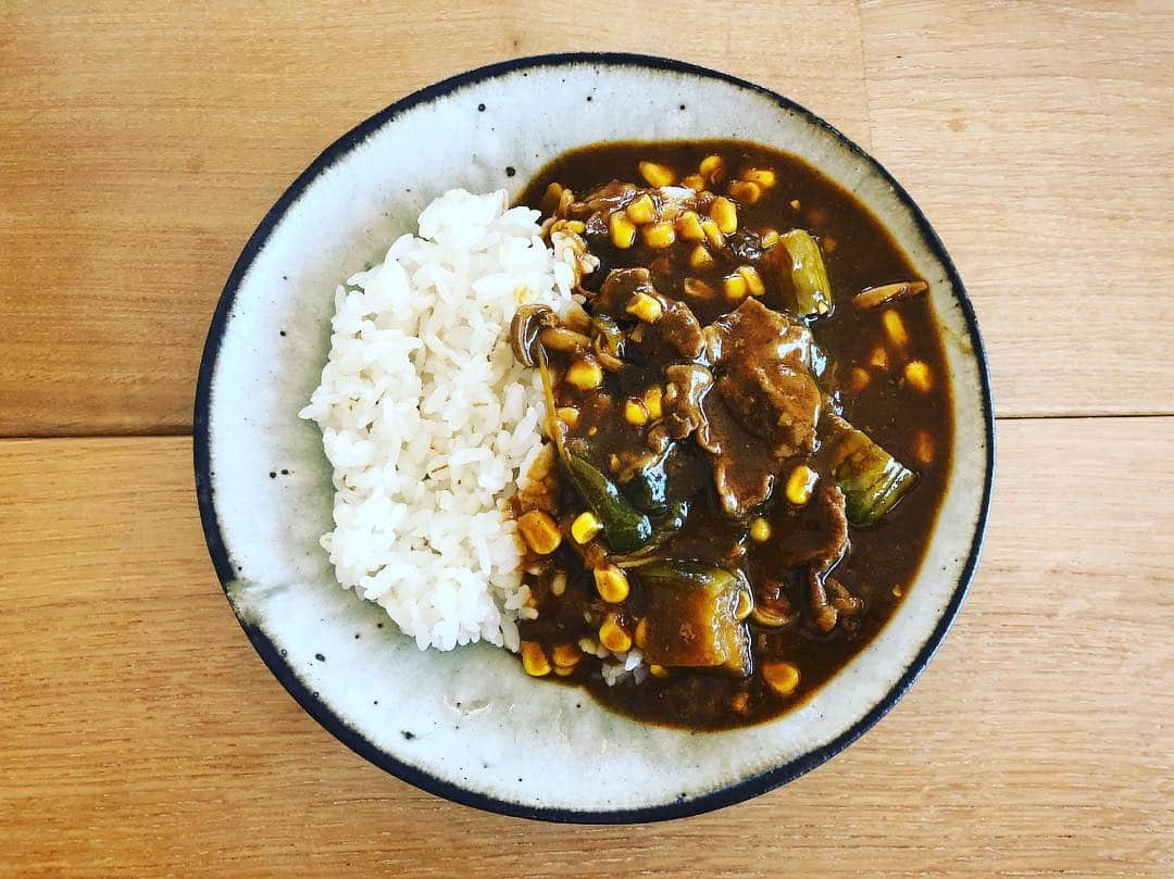 水川あさみのインスタグラム：「2日目のカレーってなんでこんな美味しいの？牛肉と夏野菜でカレー🍛暑くなってくるとカレー食べたくなる🍛 カレー作りは実験みたいに色々入れていつも味が定まらない🤔」