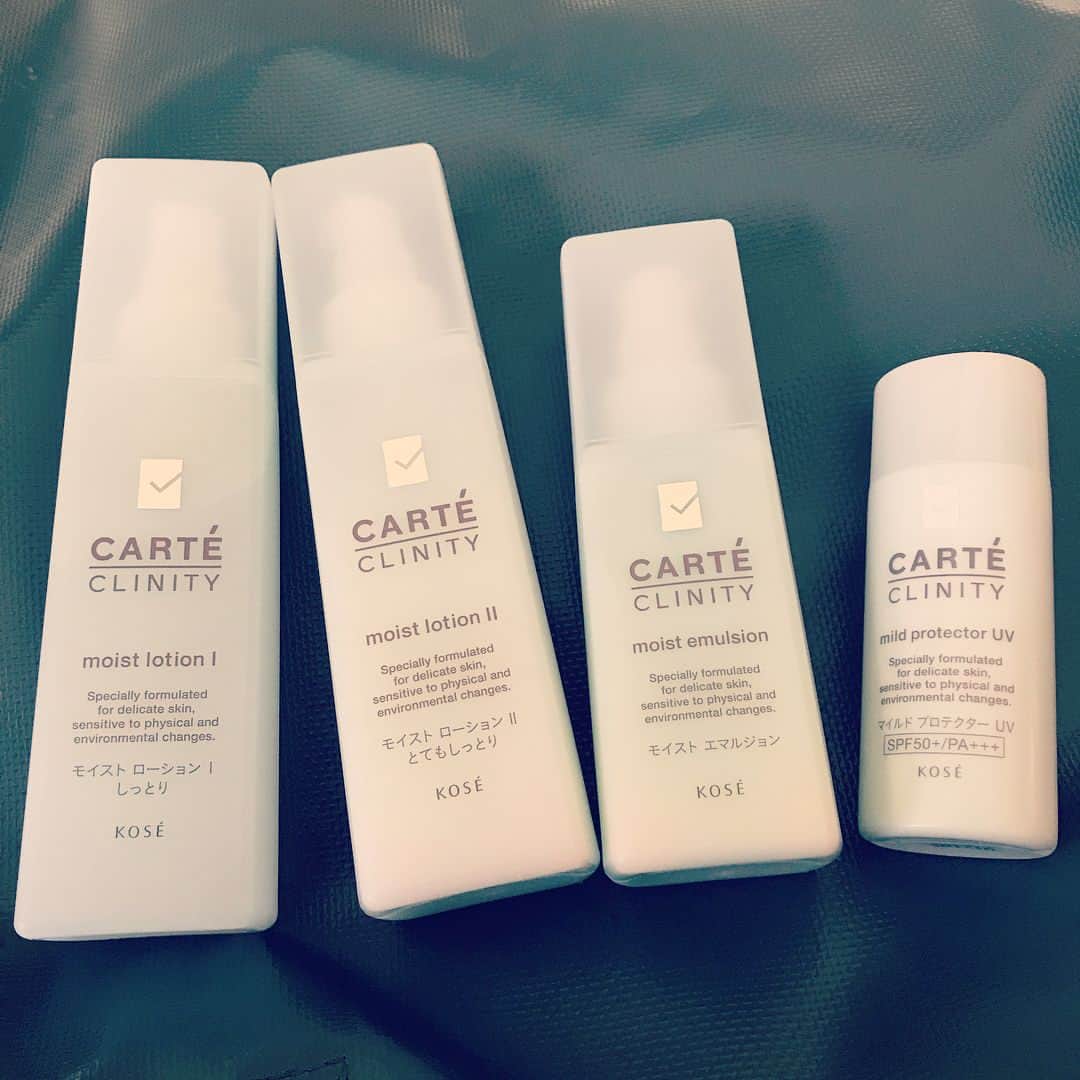 森田遥のインスタグラム：「コーセー様から沢山届きました❤️🤩いつもありがとうございます🤩  カルテという敏感用肌に優しいシリーズに挑戦してます！紫外線に当たる時間が圧倒的に長いので頼りになりそうです！✔️✔️✔️ 左から2番目のとてもしっとりローションは化粧水と乳液がミックスされたような潤いなので一本でいけるので便利です💁‍♀️💙 ....2枚目は 愛用しているヴィセとデコルテです😍👍 #carteclinity #visee #cosmedecorte」