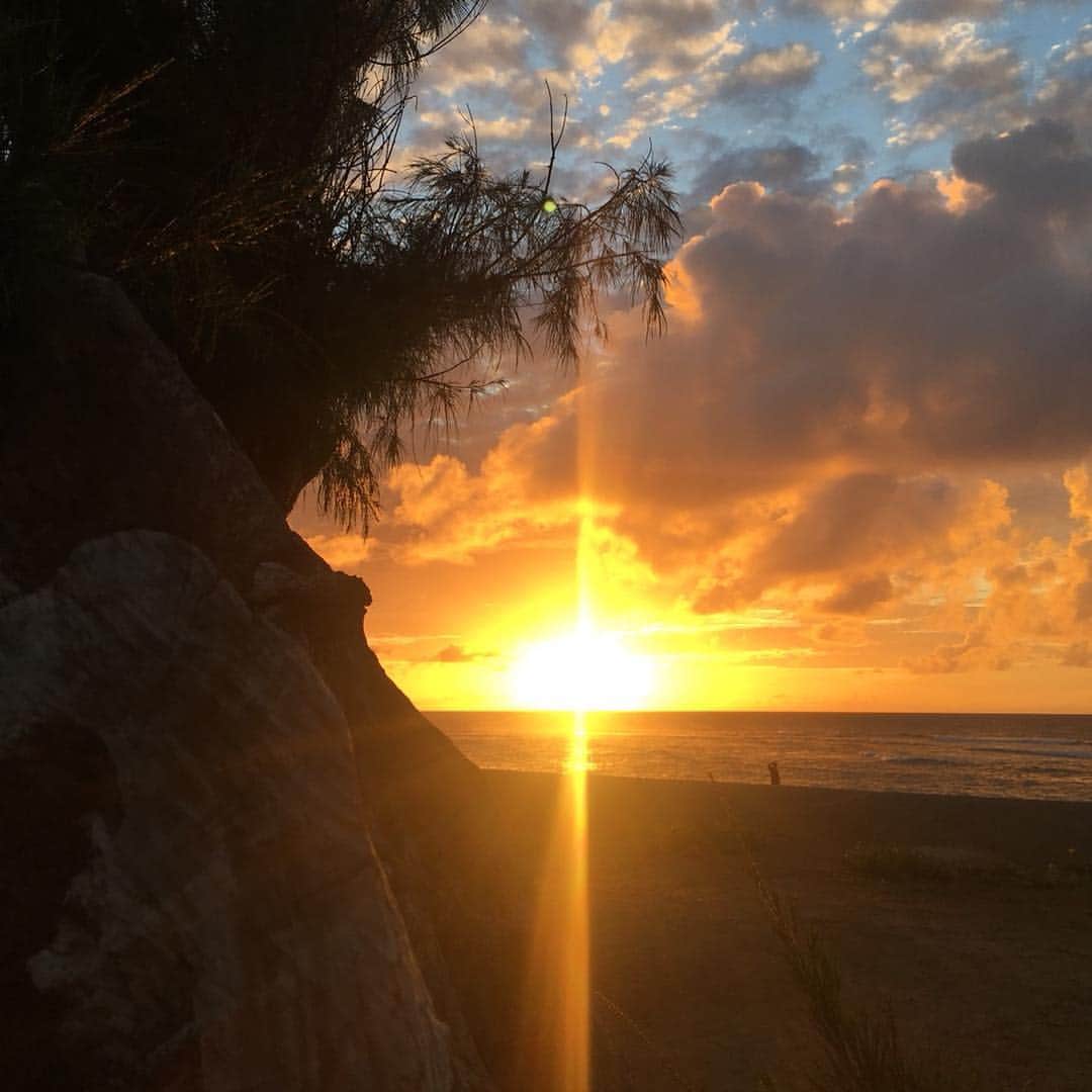 工藤まやさんのインスタグラム写真 - (工藤まやInstagram)「強くて、眩しくて、手に届く。今日のサンセット。#ハワイ#sunset#beautifulending#northshore」7月2日 14時33分 - mayahawaii325