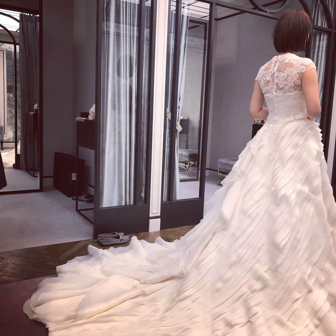 小泉里子さんのインスタグラム写真 - (小泉里子Instagram)「妹のwedding dress は青山にある @mirrormirror_jp で選びました。式3日前に最終チェックで細かいところをお直ししてくれて、また歩き方や裾のあしらい方も丁寧に教えて頂きました。 花嫁としての気持ちも高めてくれて真心ある対応にとても感謝です。  最初はサラッとシンプルになんでもいいの！なんて言ってた妹だったけど、試着すると迷ってしまうものだよね。なんでもいいのってわりにはたくさん試着してたけど(笑)最後は母が選んだこれまた当初とは違うまーまーボリュームのあるドレスに。 でも1番似合ってたよ♡ 本当におめでとう。」7月2日 8時00分 - satokokoizum1