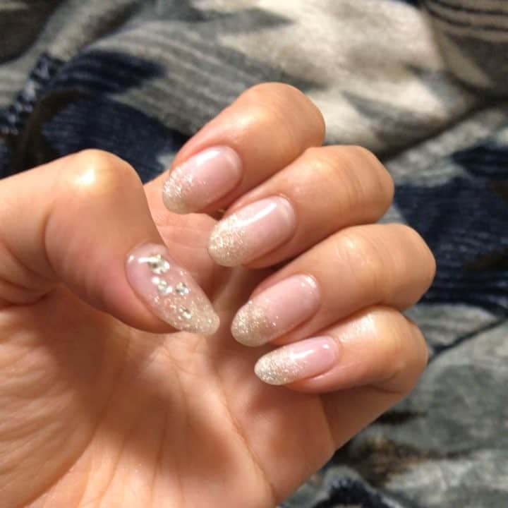 木浪しほのインスタグラム：「💅✨💎✨💅 、 シンプルにシルバーのラメグラデーション♡ キラキラしててすごいお気に入りでした♡ 、 時間もかからないし、かわいいから、ずっとこれでもいいとも思ったりw . ブライダルネイルっぽい😂👏 、 これは４月20日にやったネイル💅 、 投稿溜めすぎてた😂 ちょくちょく更新しますw . #きなネイル#セルフネイル#セルフネイラー#newnail #selfnail #gelnail #ラメグラデーション #ラメグラ #シルバーネイル #ブライダルネイル#bridalnails」