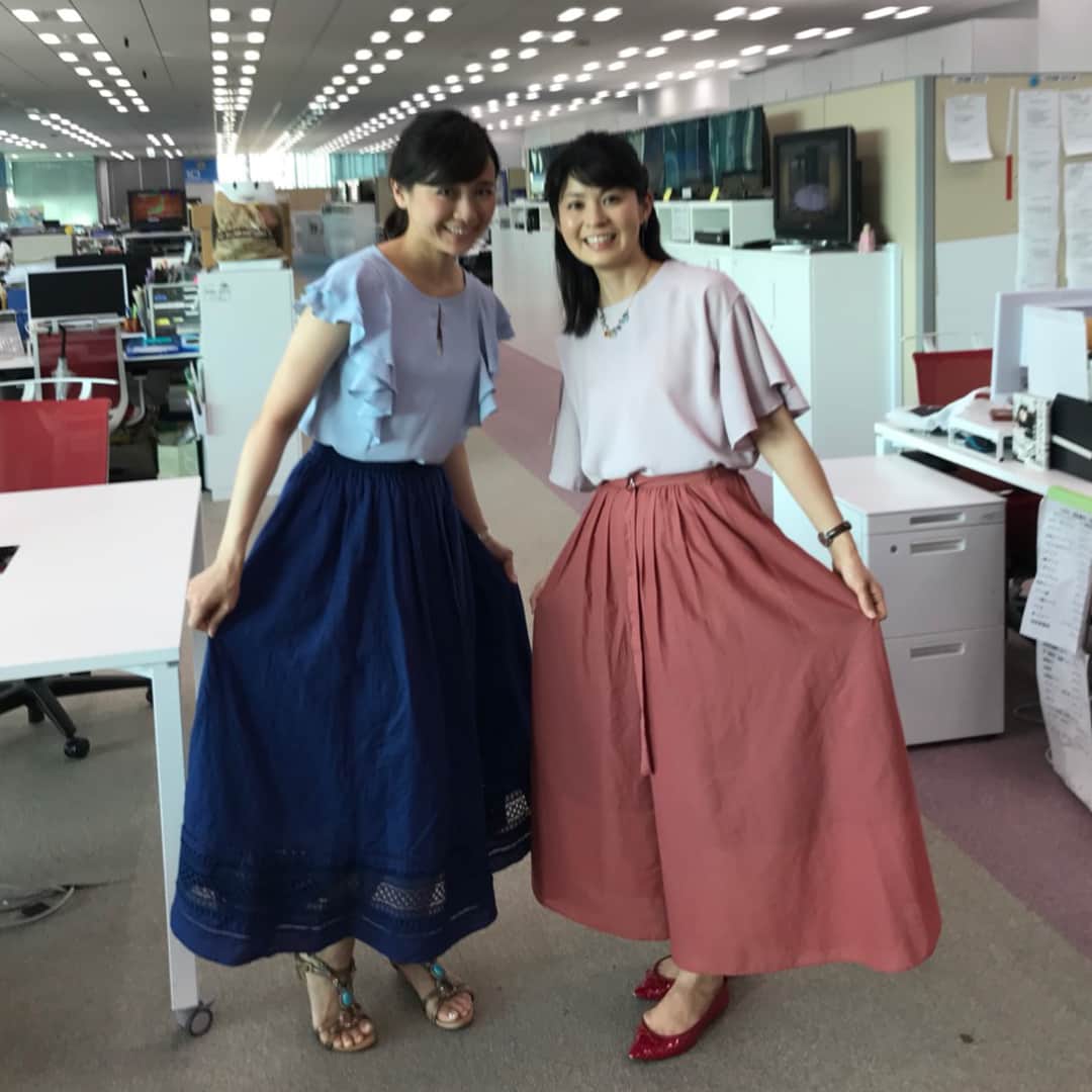 石榑亜紀子さんのインスタグラム写真 - (石榑亜紀子Instagram)「きのうの#テレビ東京 #TXNニュース 一緒に担当した #繁田美貴 #アナウンサー と #コーデ が#色違い で#お揃い になり お互いびっくり♡ 青とピンクの濃淡コーデ、 スカートのふわふわ感、 トップスのひらひら感 打ち合わせなしで奇跡的なかぶり方（笑） 驚きとうれしさでいっぱいでした✨ #テレ東 #TXNニュース #コーディネート #お揃いコーデ #おそろコーデ #色違いコーデ #偶然 #いつもかわいい #繁田美貴アナウンサー  かぶり記念に#写真撮影 ♡ #記念撮影 #ユニット 組める？ いや #無理だよねー 😂 #instagood #instafashion #instagood #fashion #runner #走る気象予報士 #アスリートフードマイスター2級 #ランニング女子 #ランニング好きな人と繋がりたい」7月2日 10時07分 - guregure_46
