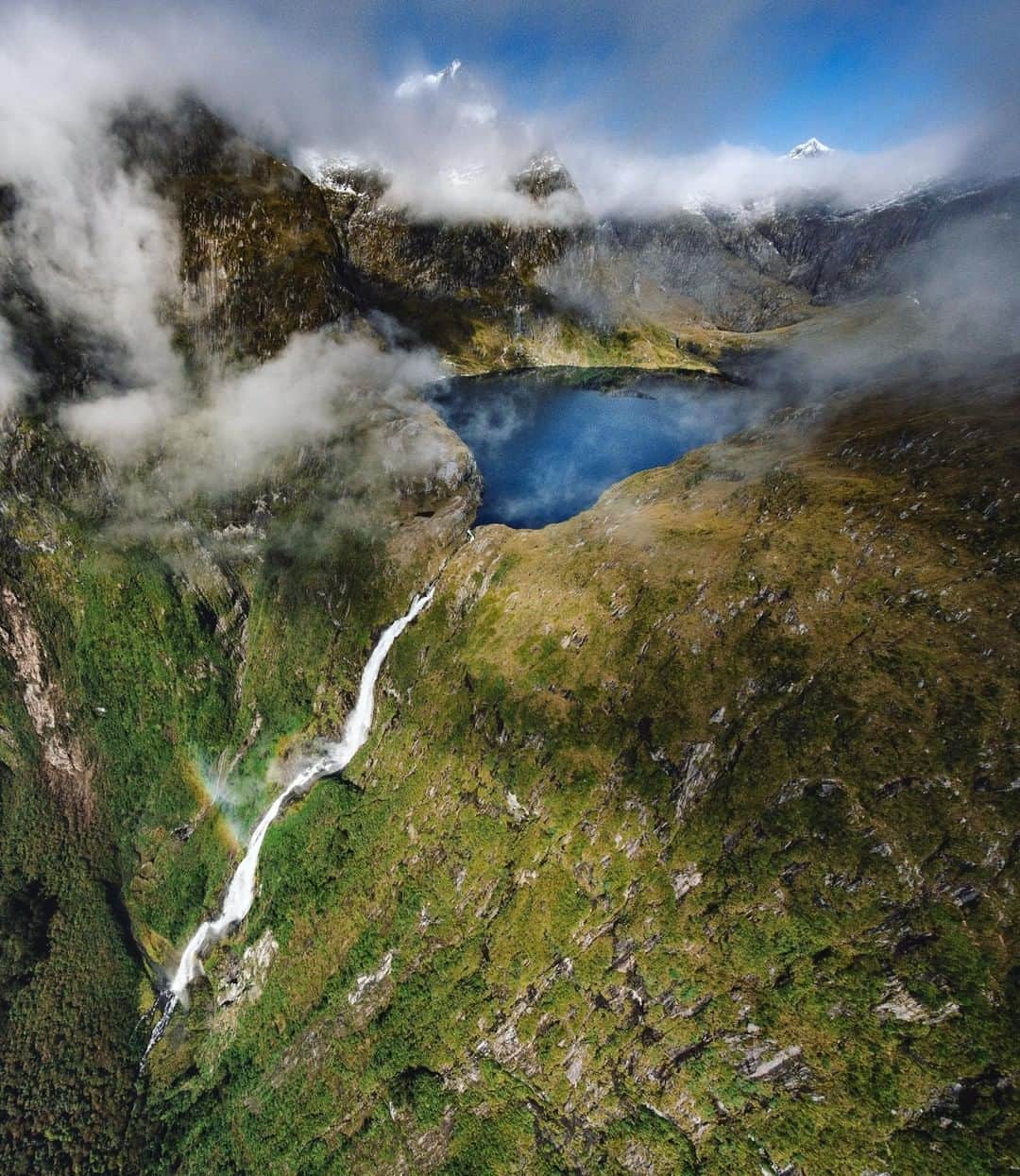 のインスタグラム：「Photo @renan_ozturk  From the little I’ve seen this part of planet is defined by an impossibility steep intersection of water and mountains.  Pristine places like this give me hope and I’m so grateful to have this platform to share it! #newZealand #turningthetide  Follow @renan_ozturk for more images from the fringes of earth」