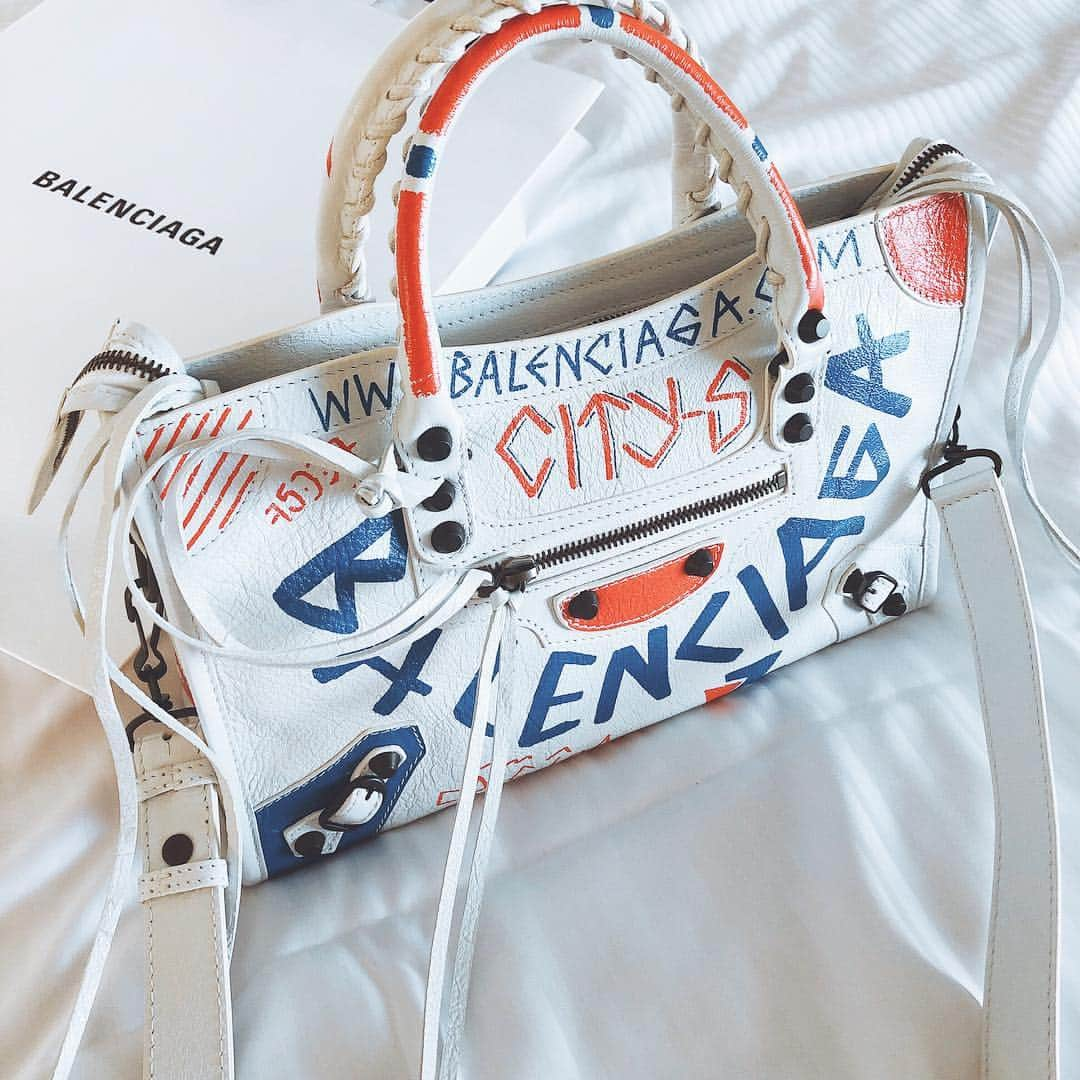 加護亜依さんのインスタグラム写真 - (加護亜依Instagram)「New💙一目惚れしました😂 @balenciaga 最近またまたマイブーーーム✳︎ グラフィックデザイン ツボすぎて 辛い。」7月2日 10時37分 - ai.1988kg